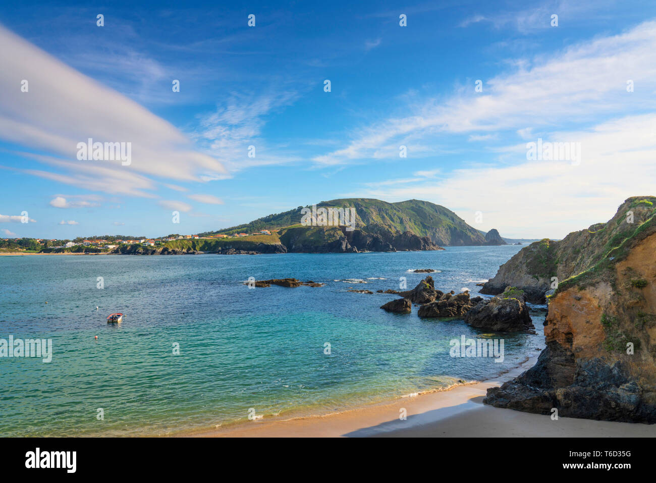 Spanien, Galicien, La Coruna, Meiras, Blick auf den Strand und die Bucht Stockfoto
