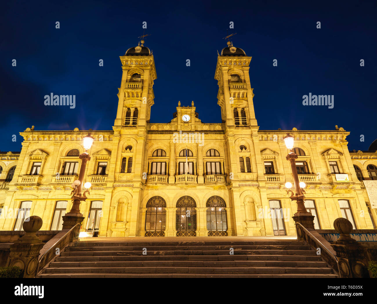 Spanien, Baskenland, San Sebastian (Donostia), Rathaus bei Nacht beleuchtet Stockfoto