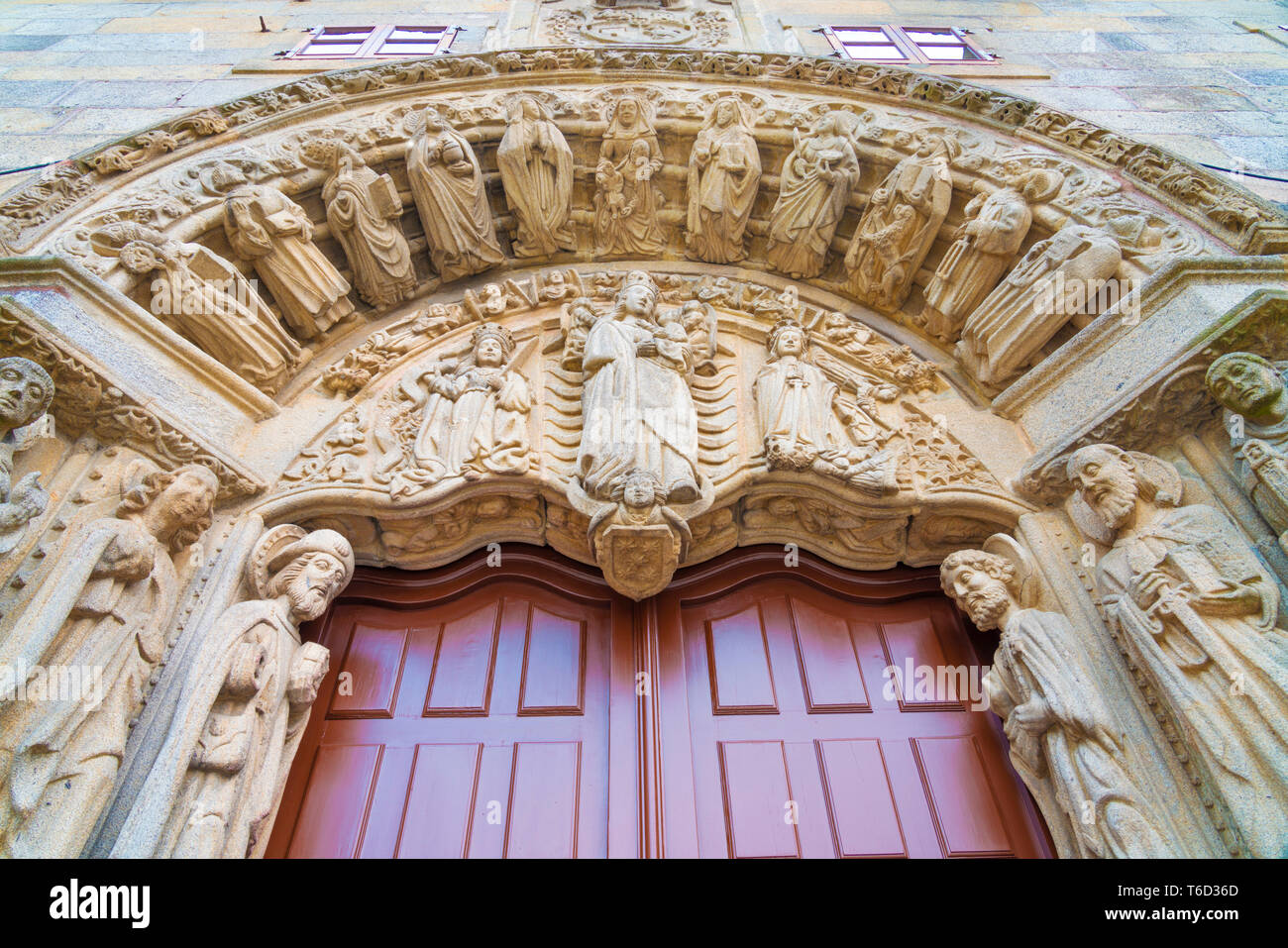 Spanien, Galicien, Santiago de Compostela, Dekorbogen und Eingang an der Kirche Stockfoto