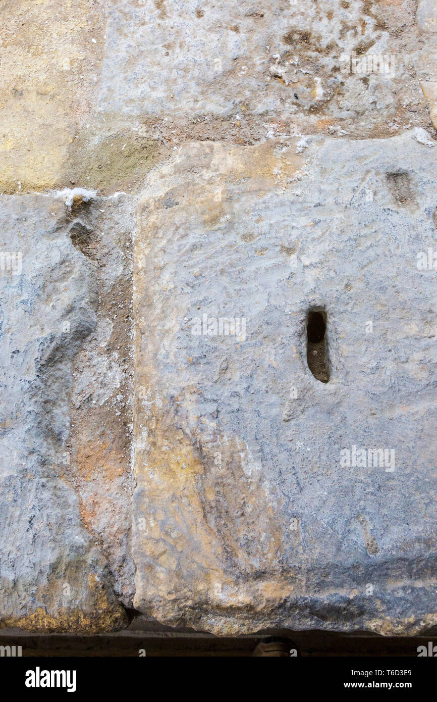 Schwalbenschwanz Lewis Hole in der Spitze eines römischen Steinmauer Block verwendet, um den schweren Stein in Position zu bringen, Roman Glivum, Gloucester, England Stockfoto