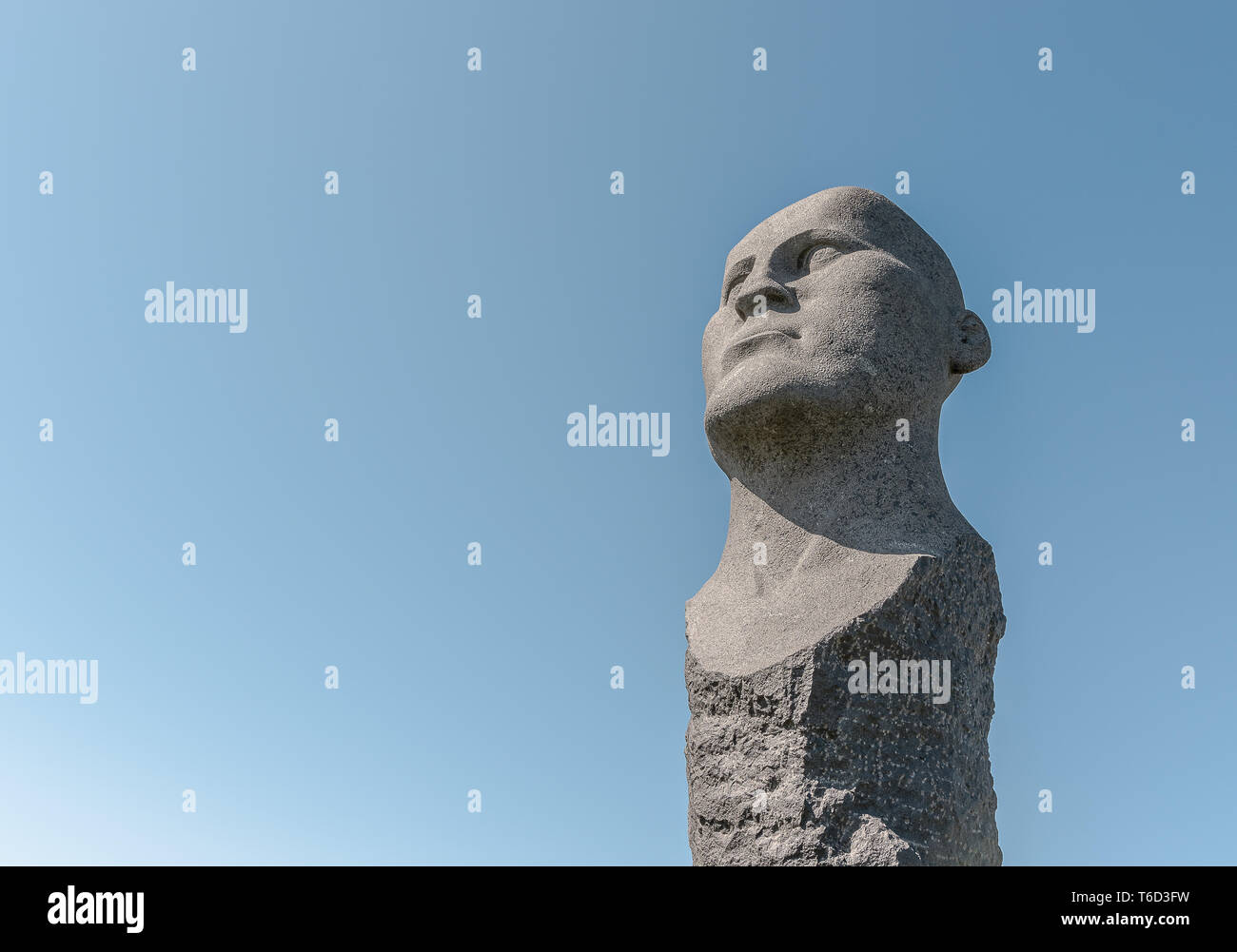 Zwölf Menhire in Granit gehauen, auf einem Hügel mit Blick auf den Archipel von Lolland, Dänemark, 18. April 2019 Stockfoto