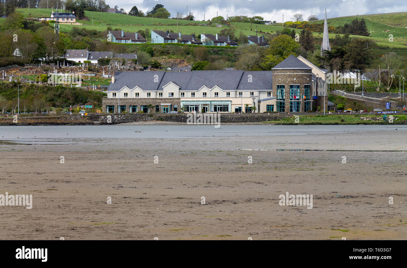 Celtic Ross Hotel rosscarbery West Cork Irland gesehen vom Strand bei Ebbe. Stockfoto