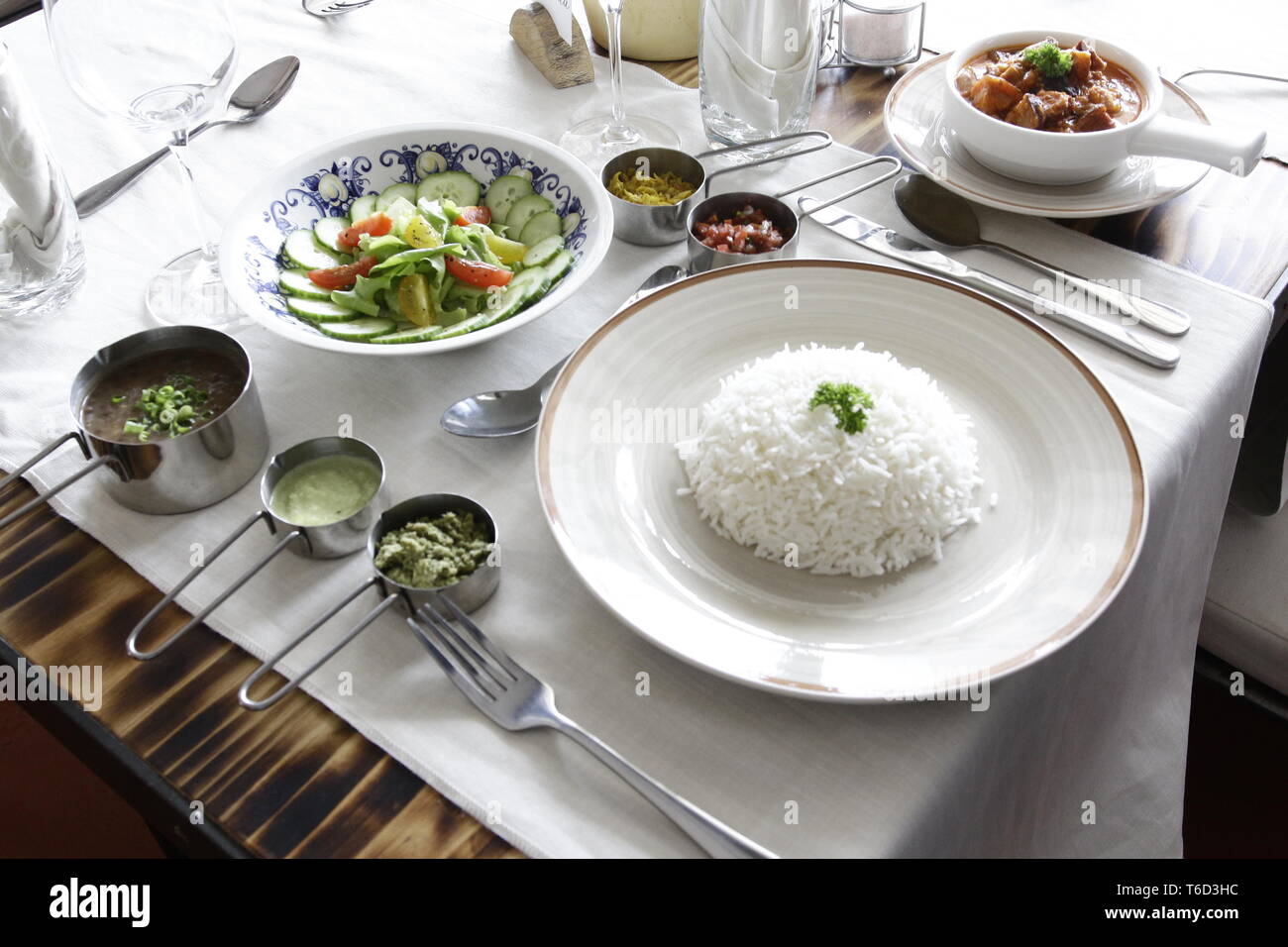 Kreolische Küche in Mauritius. Einfach, vielseitig und lecker! Die rougaille ist eine kreolische Spezialität, und heften Sie Teller für viele mauritische Familien! Einfache i Stockfoto