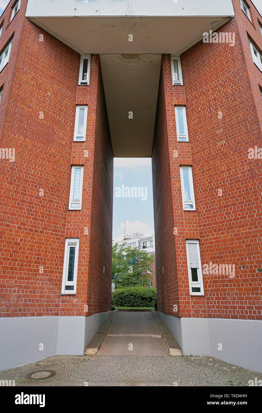 Durchgang zwischen zwei Teilen eines Wohnhauses in Berlin Stockfoto