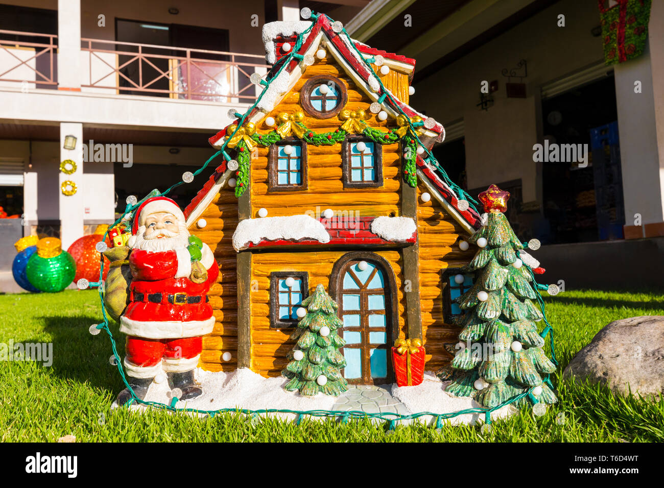 Santa Claus und kleines Haus mit Schnee aus Keramik Stockfoto