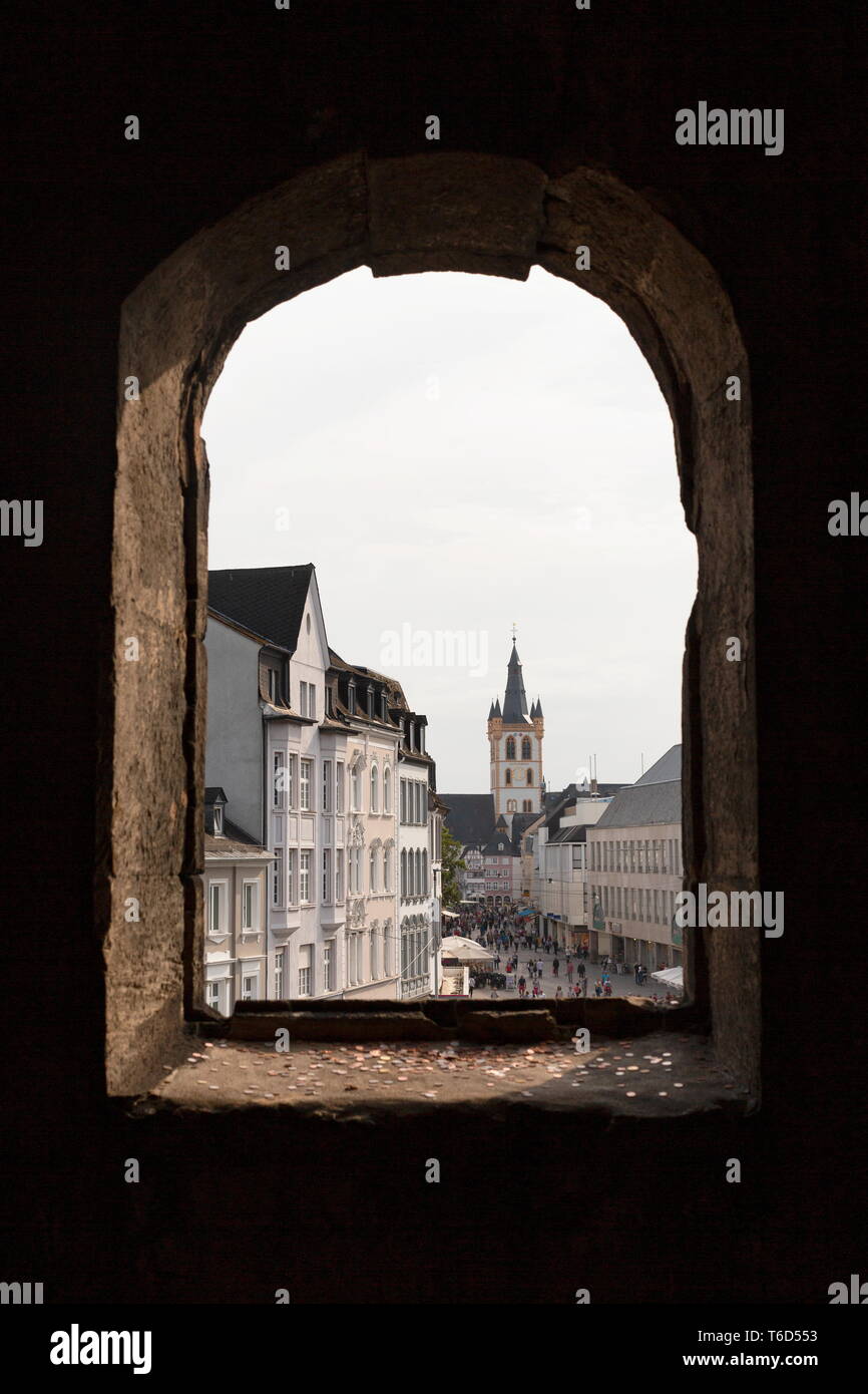Porta Nigra, Trier, Deutschland. Es ist das größte römische Stadttor nördlich der Alpen. Die Fundamente wurden 170 n. Chr. unter der Herrschaft von Marcus Aurelius gelegt. Stockfoto