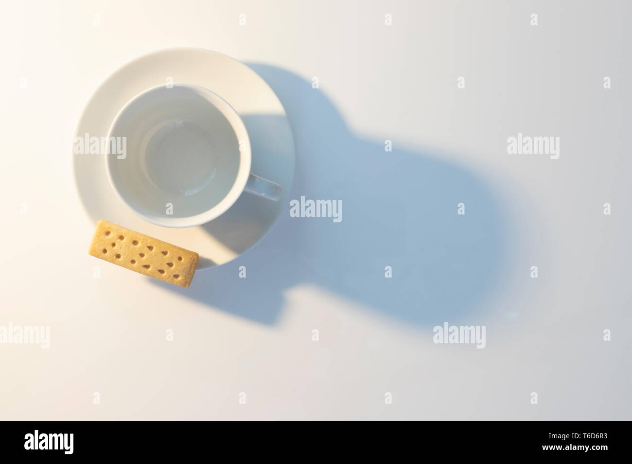 Kaffeetasse und negativen Raum Stockfoto