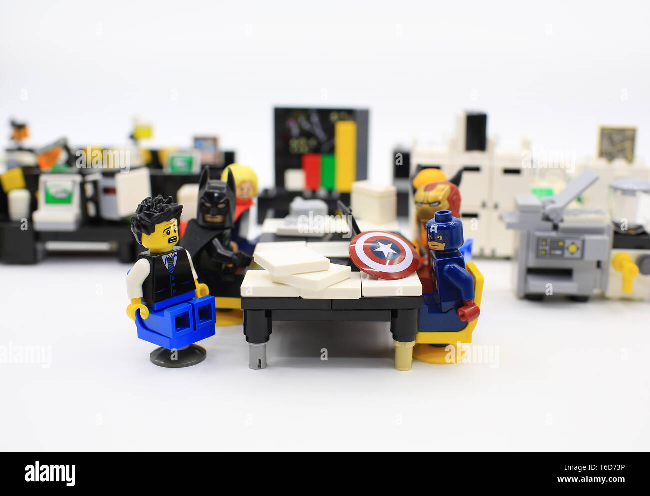 Studio shot von Lego Leute Kampf Krieg in Unternehmen Stockfotografie -  Alamy