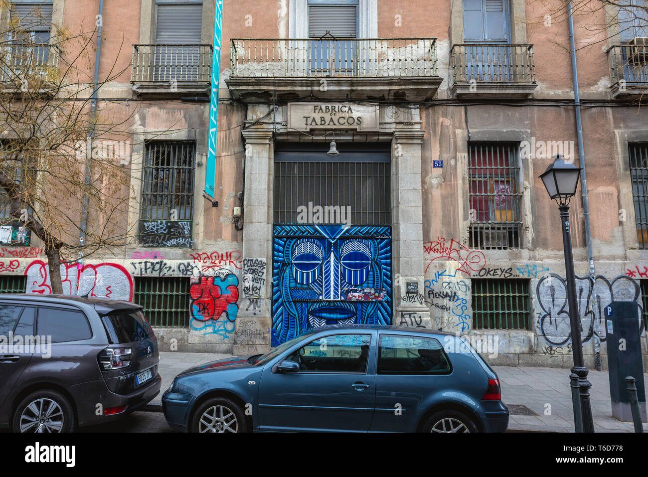 Eingangstor in Fabrica de Tabacos industrielle Gebäude der ehemaligen Tabakfabrik in Madrid, Spanien Stockfoto