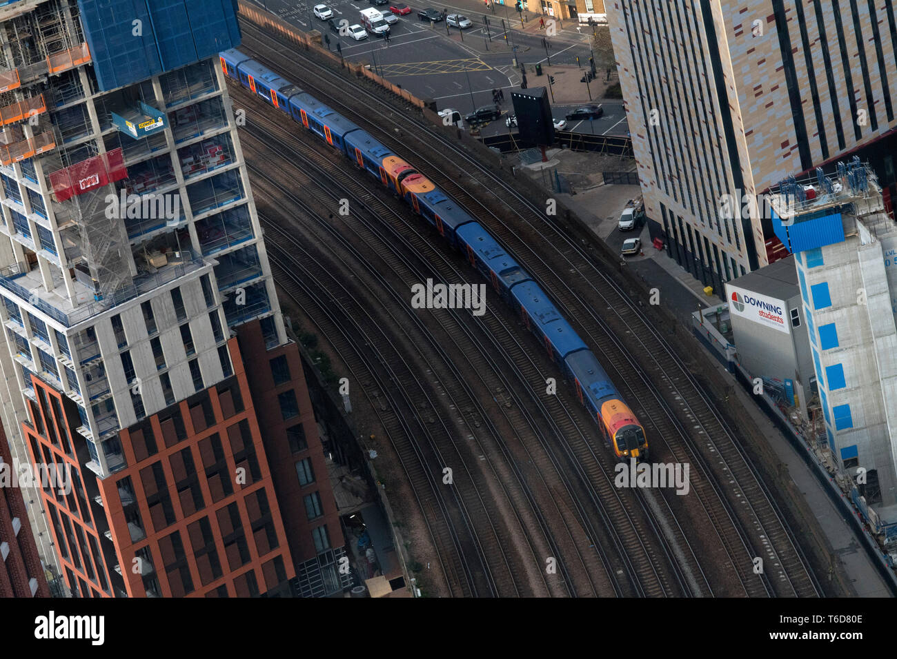 Ein Zug fährt auf den Spuren von Vauxhall Station durch den Bau in neun Elms Süden Londons. April 13, 2019. Stockfoto