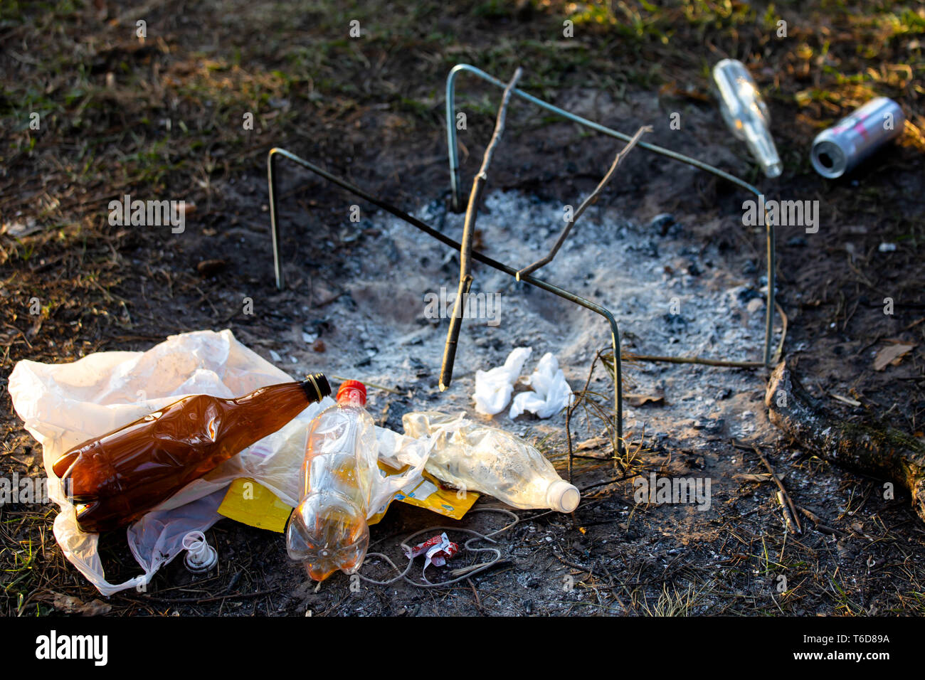 Ein Haufen Müll im Forest Park in der Nähe der Feuerstelle. Umweltverschmutzung Stockfoto