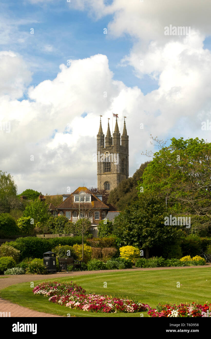 St Mary's church Ashford aus dem Memorial Gardens Kent UK Stockfoto