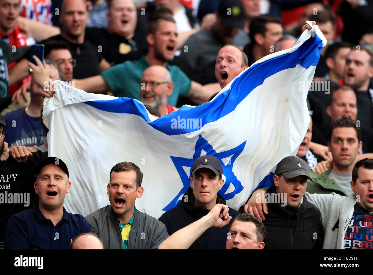 Ajax fans Halten einer Israel Fahne auf der Tribüne während der Champions League, Halbfinale, Hinspiel an der Tottenham Hotspur Stadium, London. Stockfoto