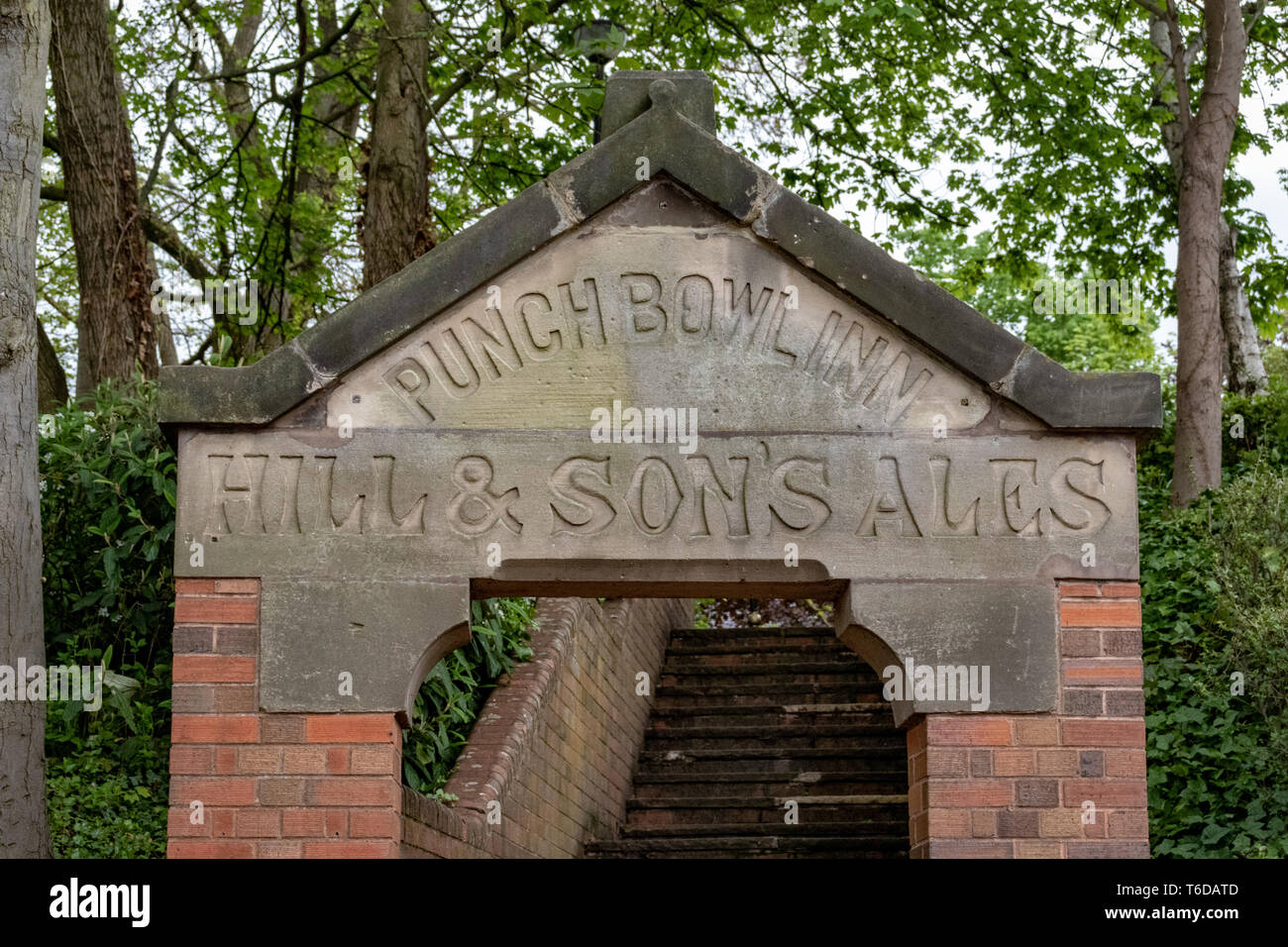 Eingang und Namen Plaque ist, bleibt der zerstörten Punch Bowl Public House an stapenhill Gärten, Burton upon Trent. Staffordshire. England Stockfoto