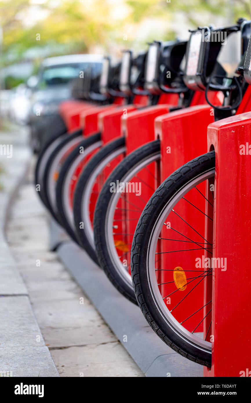 Viele Fahrrad in einer Reihe. Rote Fahrräder stehen auf