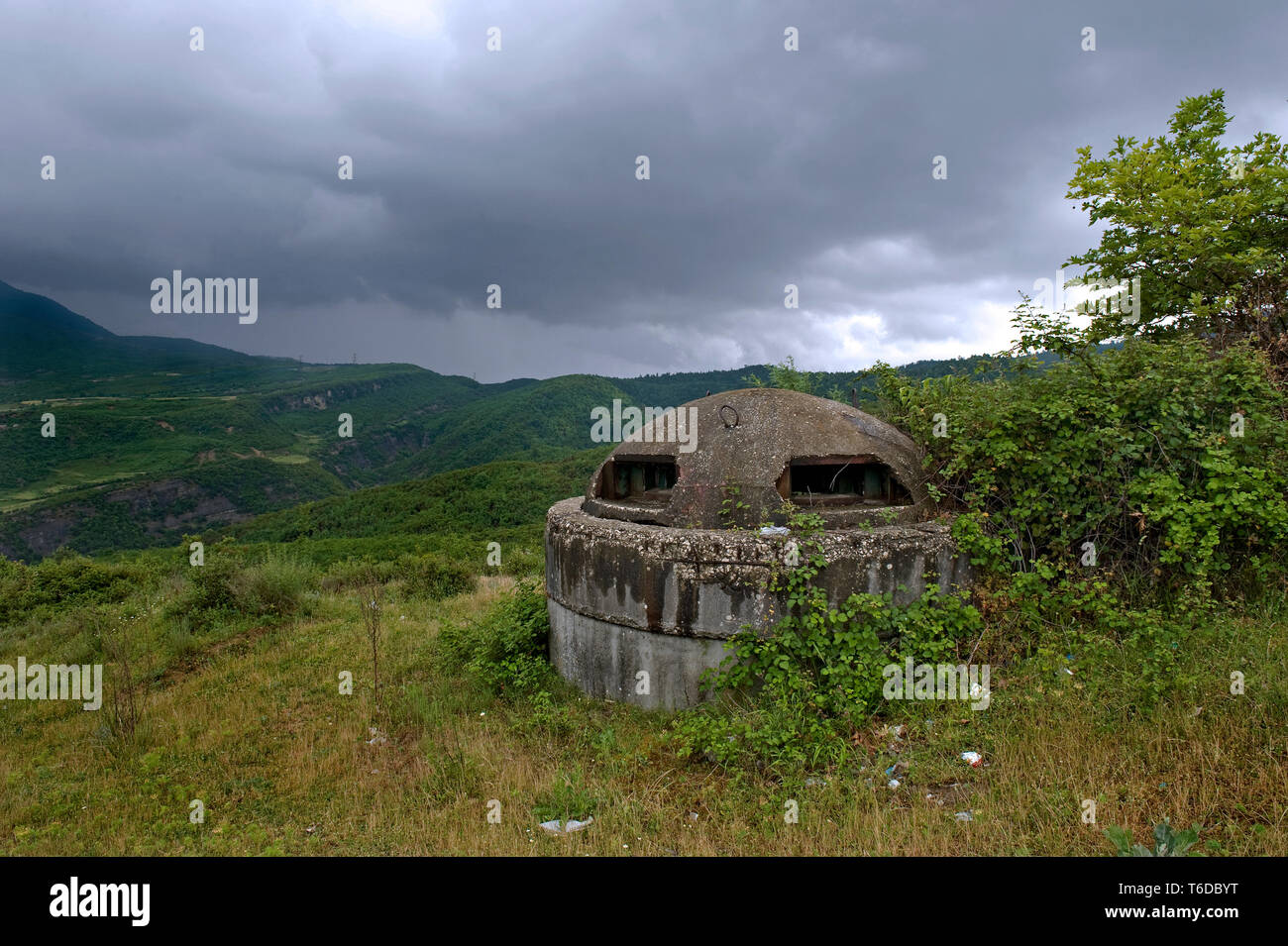 Kleine Armee Bunker in Albanien Enver Hoxha in der Zeit des Kommunismus aufgebaut. Einer der zu Tausenden im ganzen Land Stockfoto