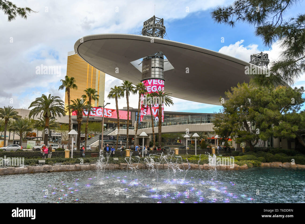 LAS VEGAS, Nevada, USA - Februar 2019: Die Fashion Mall Shopping Center in Las Vegas mit einem Wasserspiel in den Vordergrund. Stockfoto