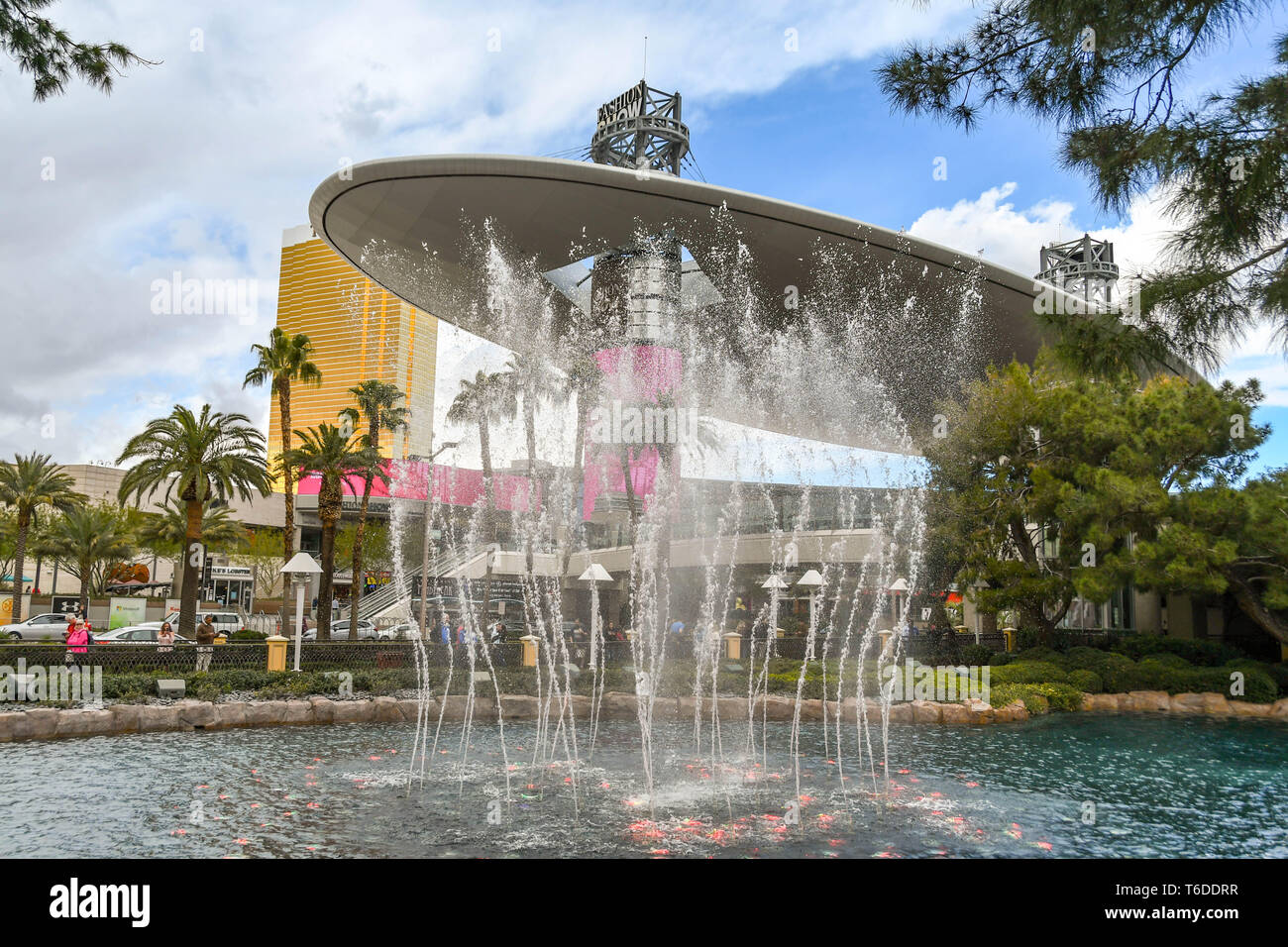 LAS VEGAS, Nevada, USA - Februar 2019: Brunnen im Wynn Hotel in Las Vegas mit dem Fashion Mall Shopping Centre im Hintergrund. Stockfoto