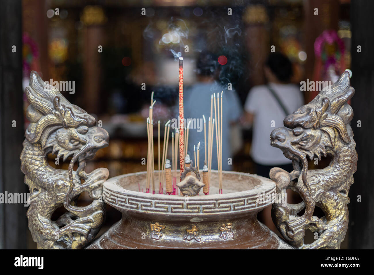 Räucherstäbchen in ein Räuchergefäß mit zwei Löwen in ein Land Tempel Gottes in Taipeh, Taiwan. Stockfoto