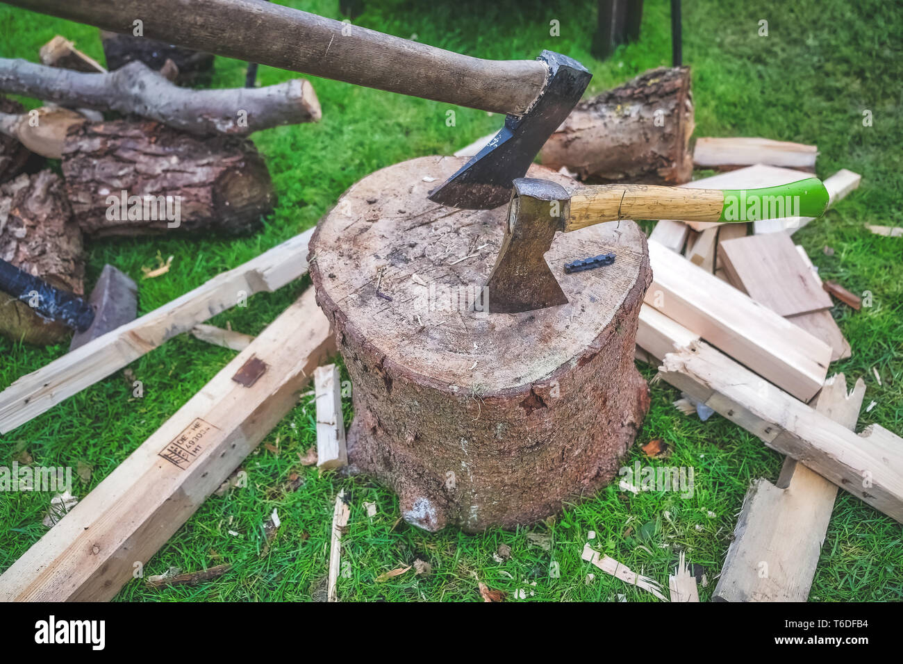 Zwei Achsen auf einen Holzblock Stockfoto