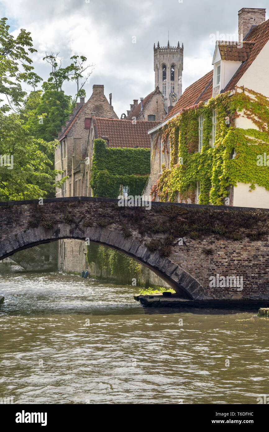 Mittelalterliche Brücke über einen Kanal in Brügge, Belgien. Stockfoto