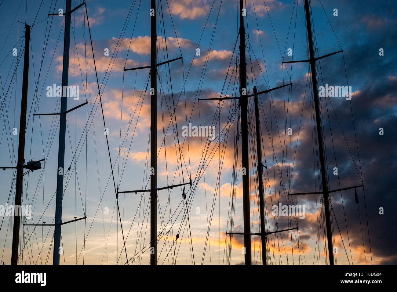 Segelschiff die Masten und die Takelage gegen einen bewölkten Himmel bei Sonnenuntergang. Stockfoto