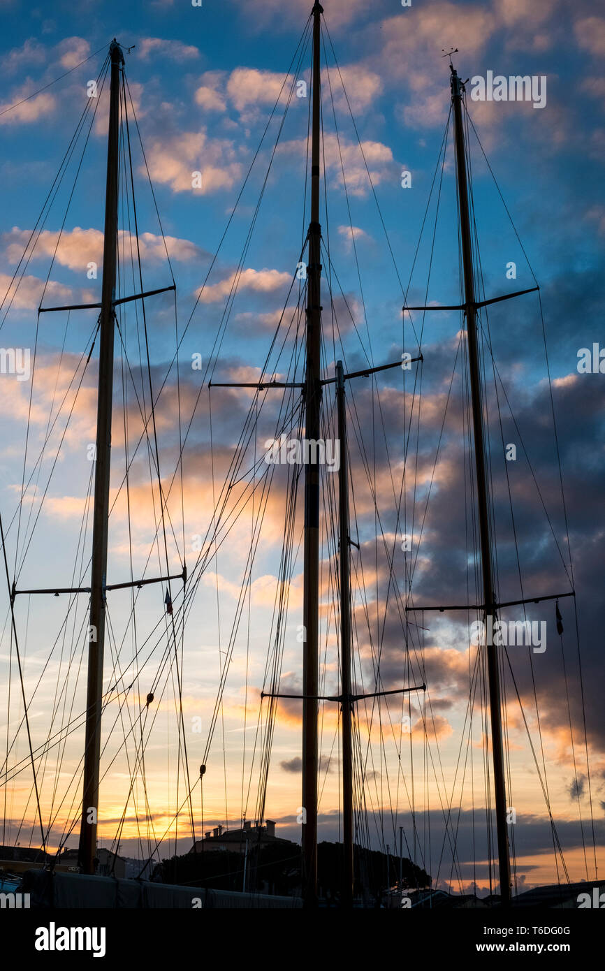 Segelschiff die Masten und die Takelage gegen einen bewölkten Himmel bei Sonnenuntergang. Stockfoto