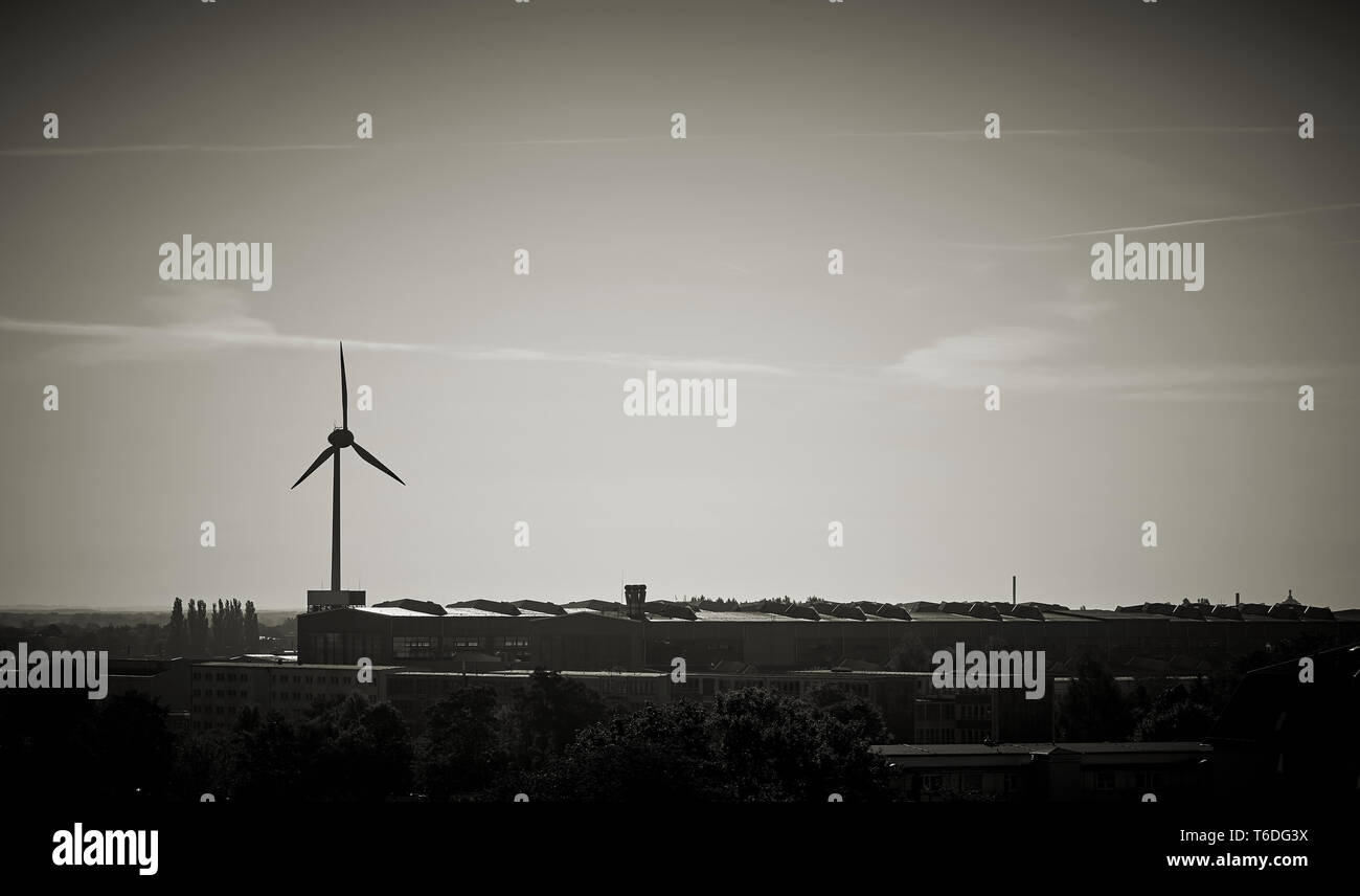 Windenergieanlage auf einem Industriegelände in der Stadt Magdeburg. Stockfoto