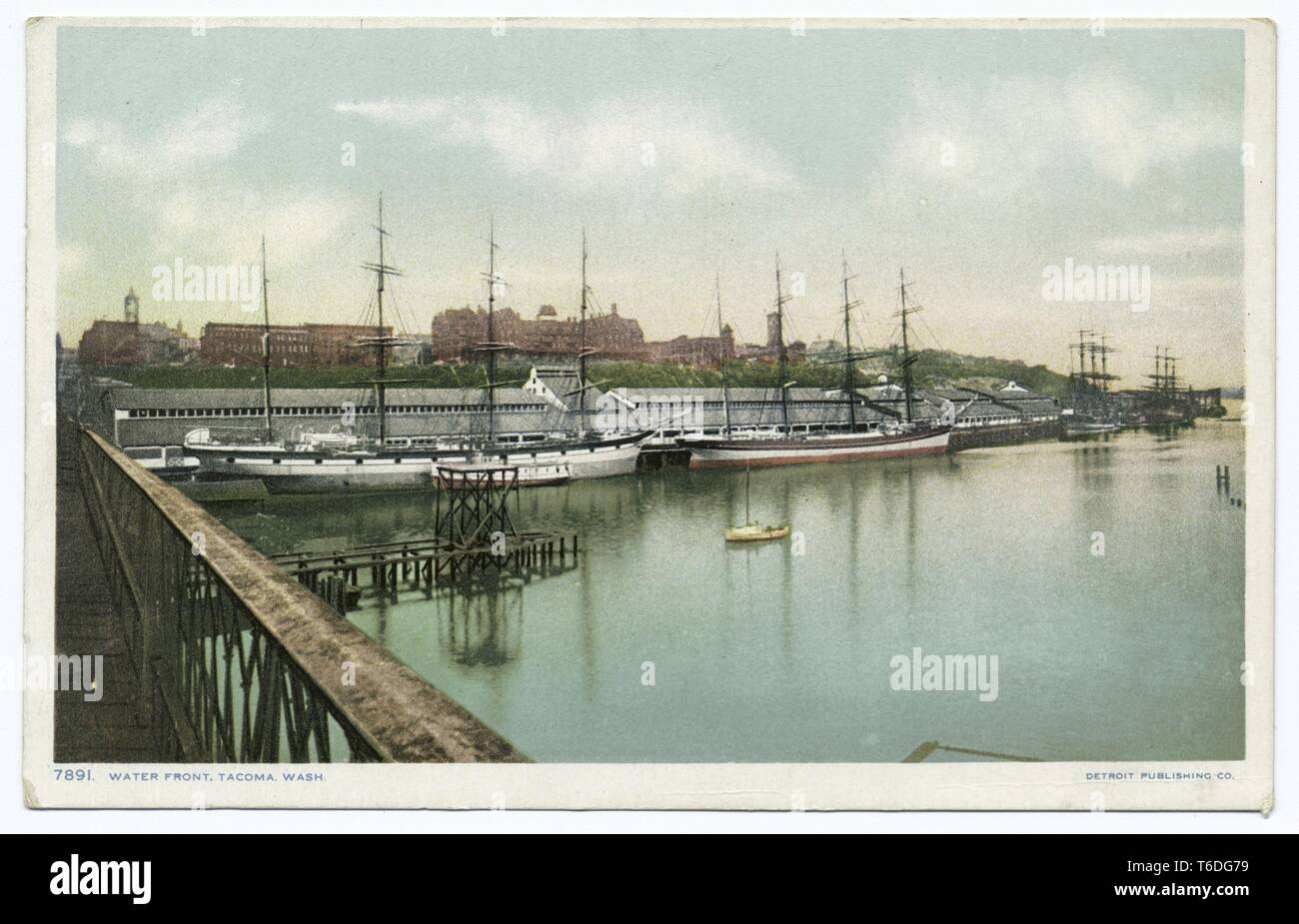 Postkarte, Boote und Gebäude auf der Uferpromenade in Tacoma, Washington, 1914. Von der New York Public Library. () Stockfoto