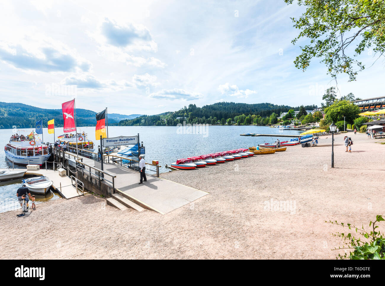 Ausflugsboote am Titisee, Schwarzwald, Deutschland, Ufer der Stadt Titisee-Neustadt Stockfoto