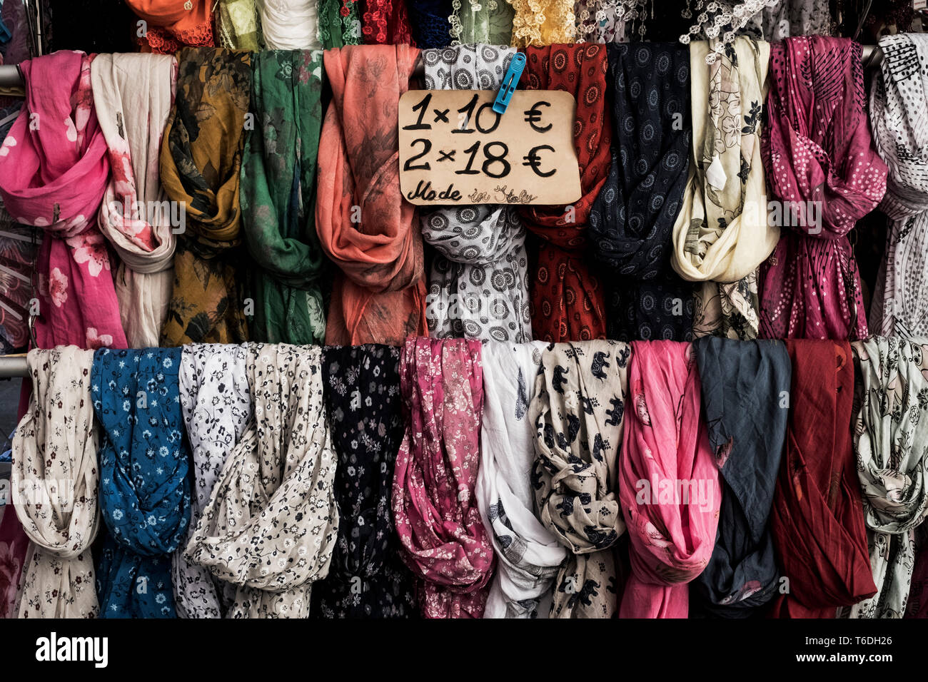 Nahaufnahme von einer großen Auswahl an farbenfrohen Schals am Marktstand. Stockfoto