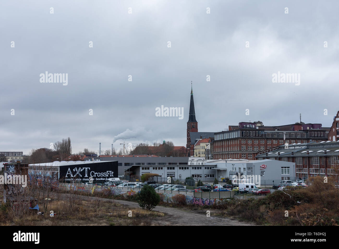 Berlin, Deutschland - 12 Dezember, 2018: Ansicht der Zwinglikirche und die Gebäude mit Parkplatz von der Warschauer Brücke, Friedrichshain Stockfoto