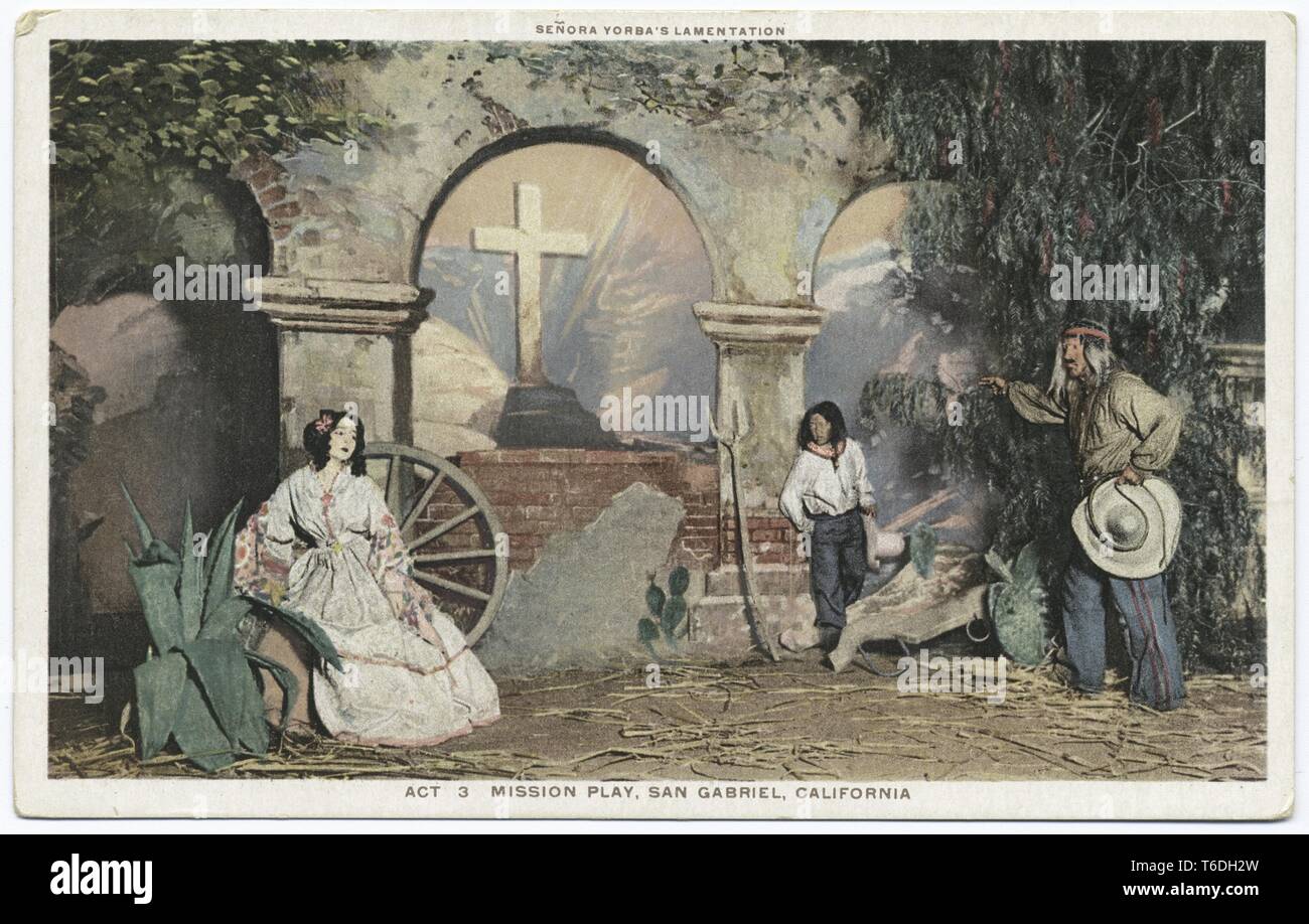 Postkarte mit einem Bild mit der Darstellung der Szene der enora's South Plainfield Wehklage", von Act 3 Der Autor John S McGroarty der 'Mission Spielen", ein historischer Festzug in der Geschichte der Kalifornischen Missionen; mit zwei Männern auf der rechten Seite, in der Nähe von eine Arkade, mit Blick über die Bühne auf eine dunkelhaarige Frau, trug einen langen, weißen, viktorianische Kleid mit rosa floralen Akzenten, die zwischen einem riesigen Agaven und ein wagenrad sitzt, mit einem grossen weißen Kreuz sichtbar durch den zentralen Arch; in San Gabriel, Kalifornien, 1914. Von der New York Public Library. () Stockfoto