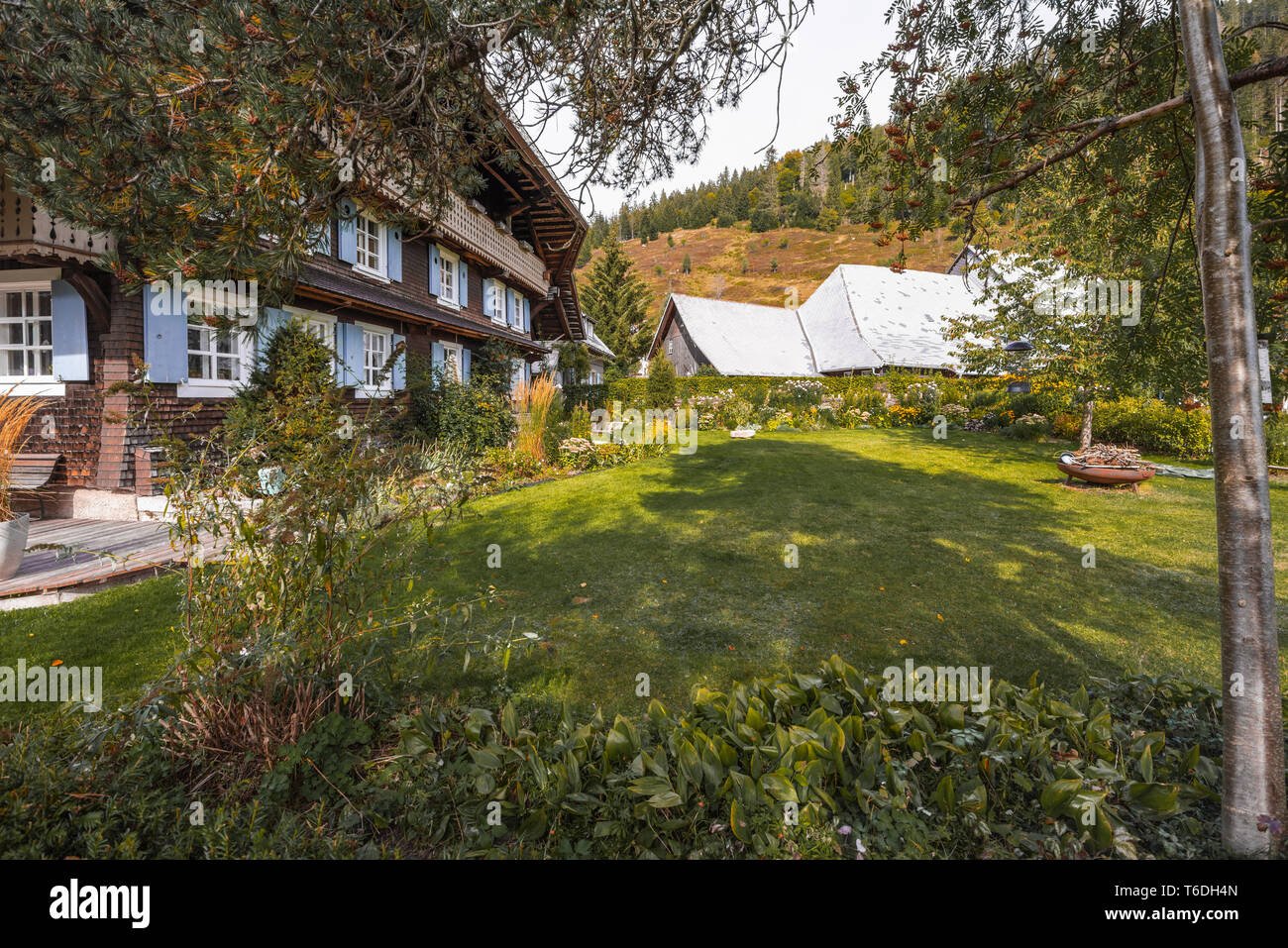 Schwarzwald Haus mit Walmdach, Holzfassade, Dorf, Menzenschwand, Deutschland, Bauernhaus mit Garten Stockfoto