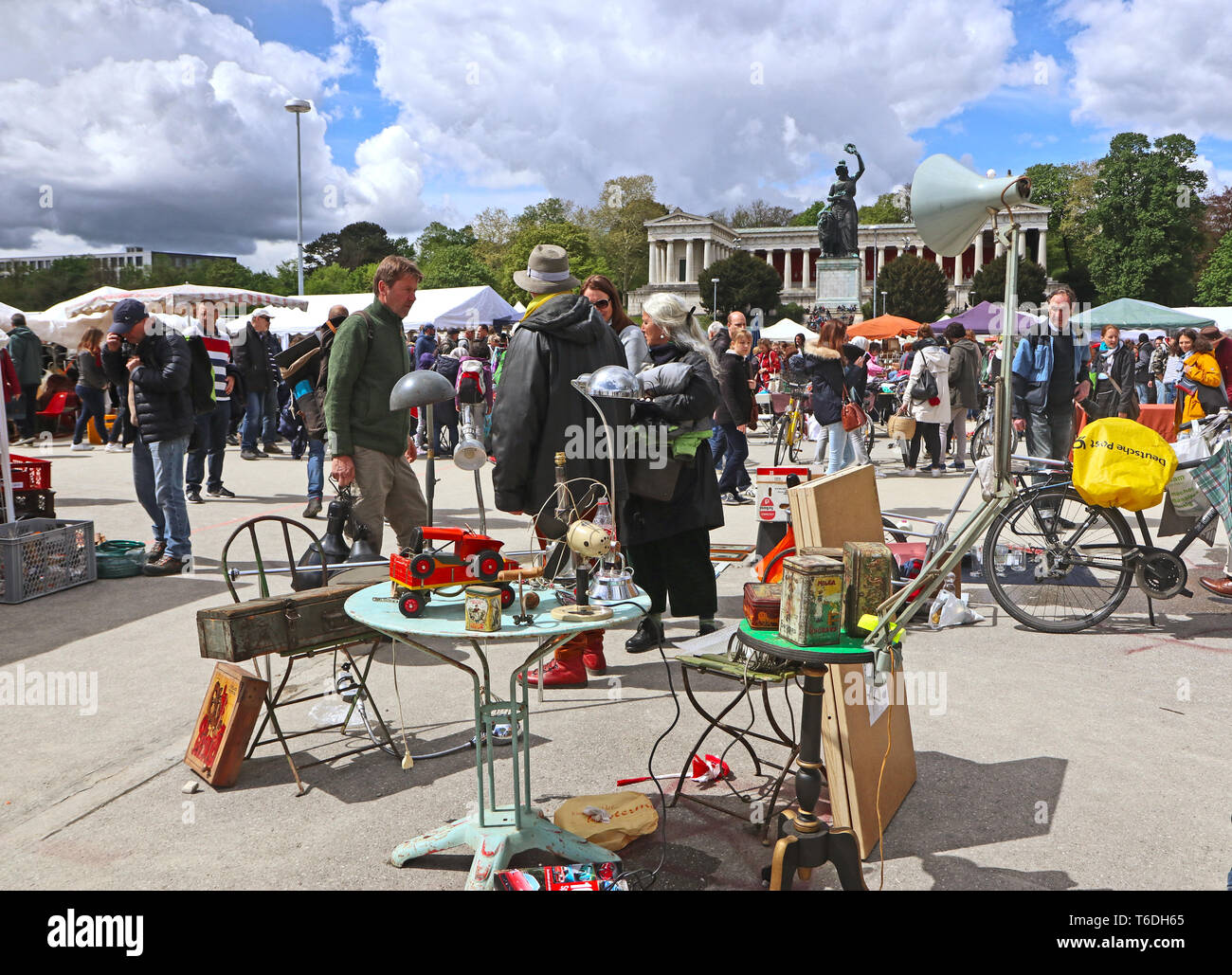 München, Deutschland - Ansicht des open air Riesen Flohmarkt (riesenflohmarkt) in München am Fuße der Bavaria Bronze Statue. Sie alles finden! Stockfoto