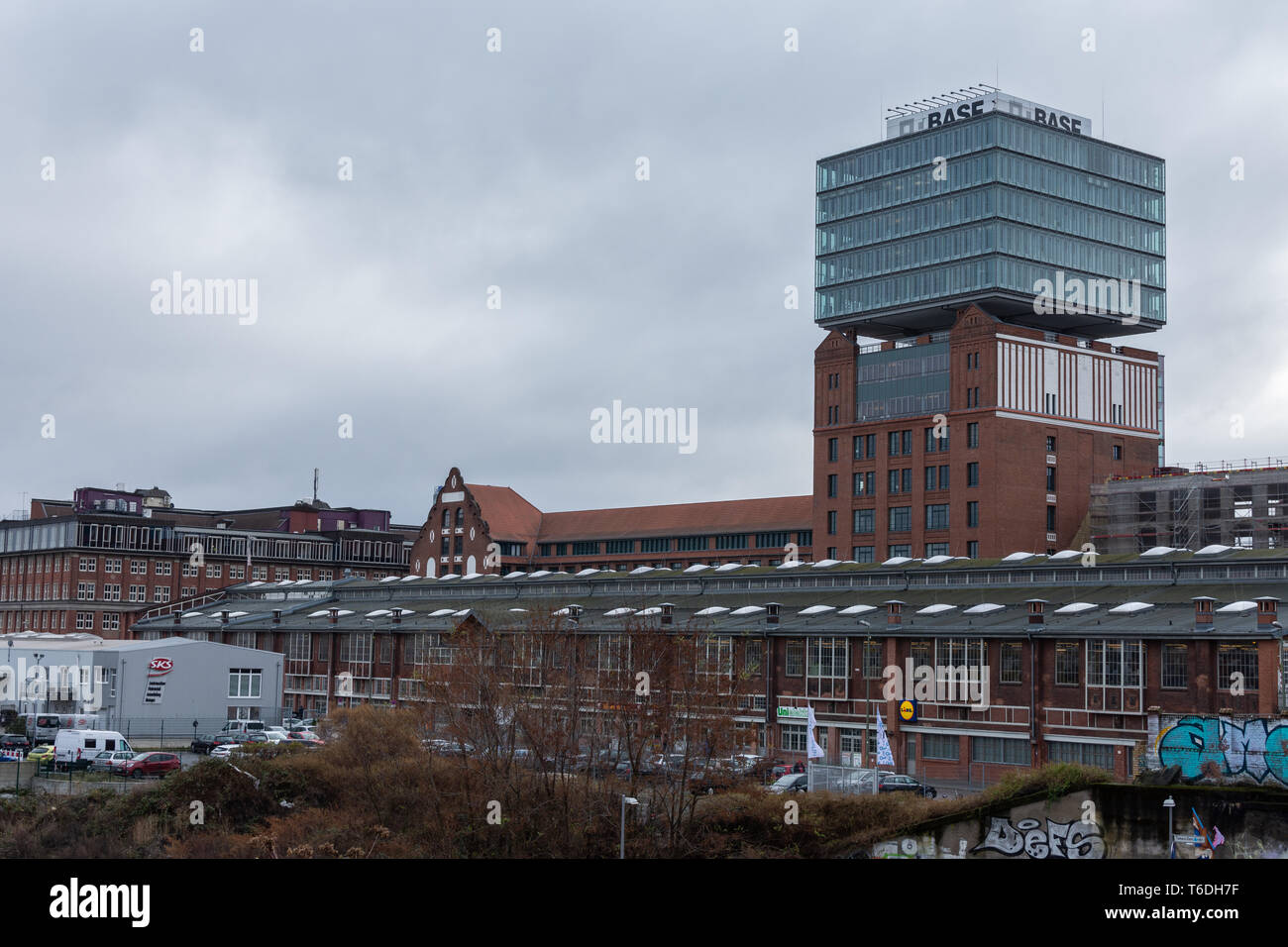 Berlin, Deutschland - 12 Dezember, 2018: Blick auf das Gebäude der BASF Services Europe GmbH von der Warschauer Brücke, Friedrichshain Stockfoto