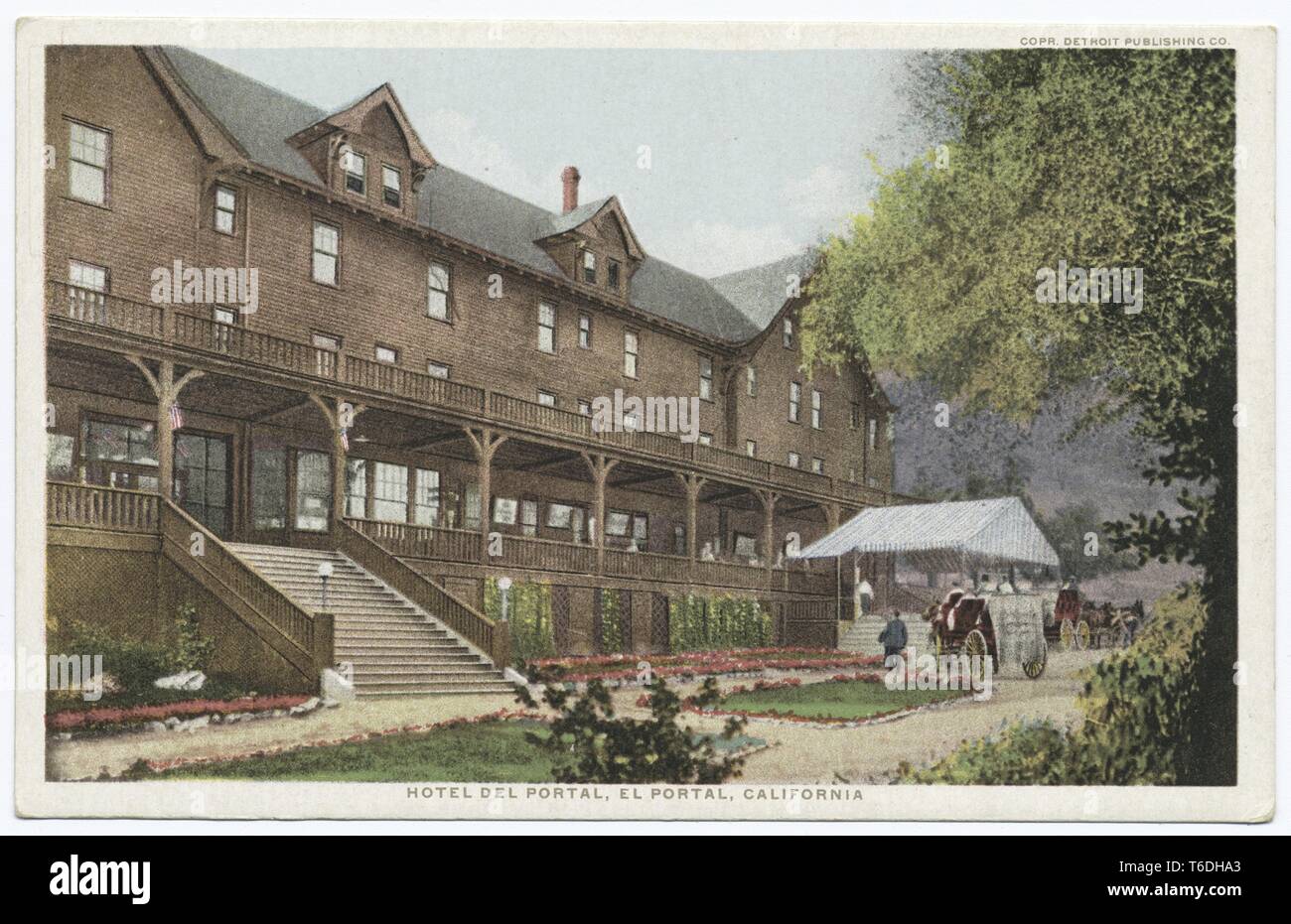 Postkarte mit einem Bild des Braunen, Holz- Fassade des Hotel Del Portal, mit Gärten und Laub im Vordergrund, und Gruppen von Menschen Reiten in offenen Pferd Karren oder Wagen, die, indem Sie einen Eintrag in eine Treppe mit einem blau-weiß gestreiften Markise, ganz rechts sichtbar ist; in El Portal, Kalifornien; durch die Detroit Publishing Company, 1914 verfasste. Von der New York Public Library. () Stockfoto