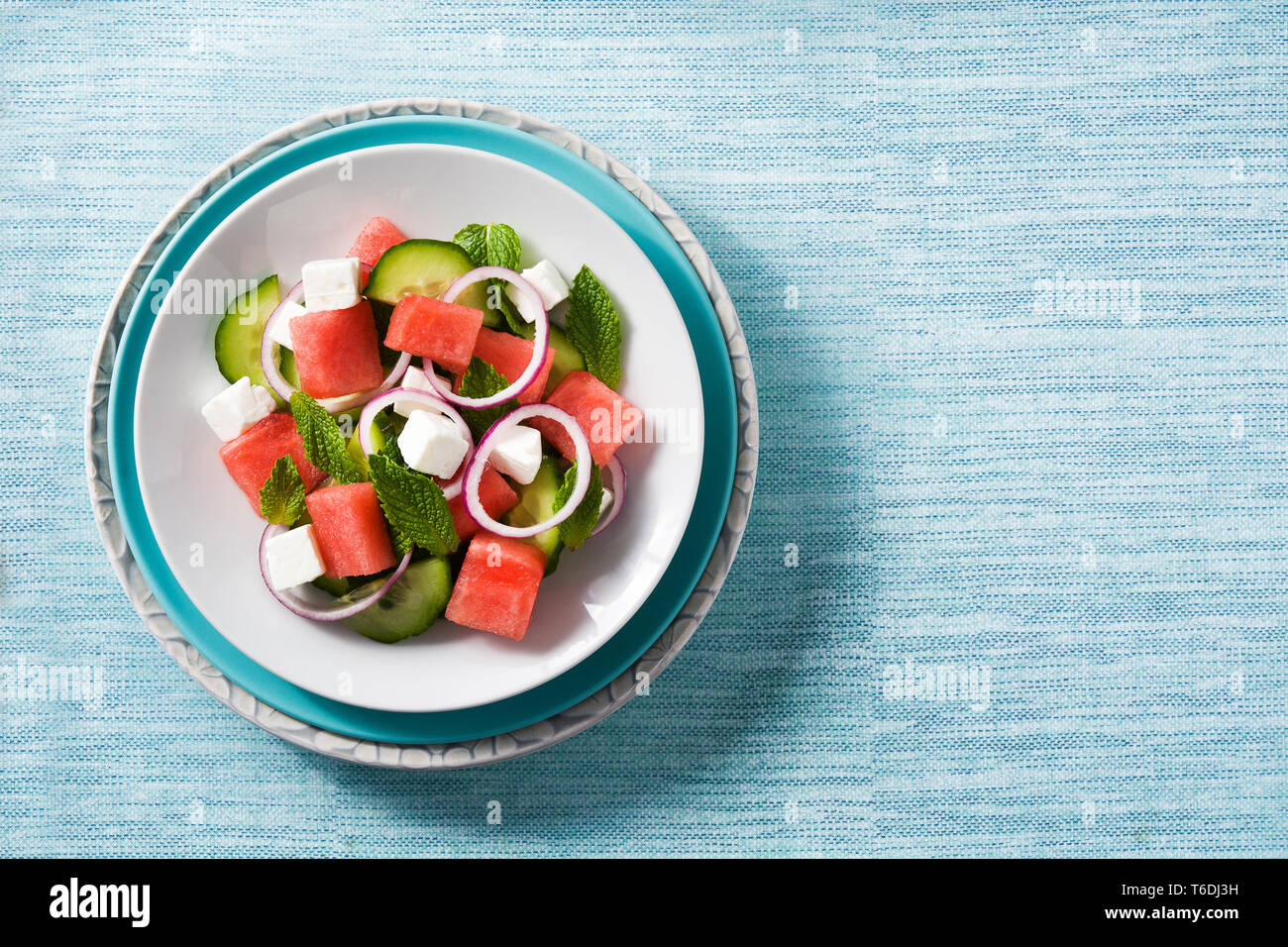 Wassermelonen Salat mit Feta Käse, Minze, Zwiebel und Gurke Stockfoto