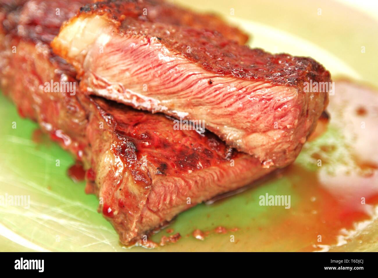 Saftiges Steak mit Meersalz auf der Platte Stockfoto