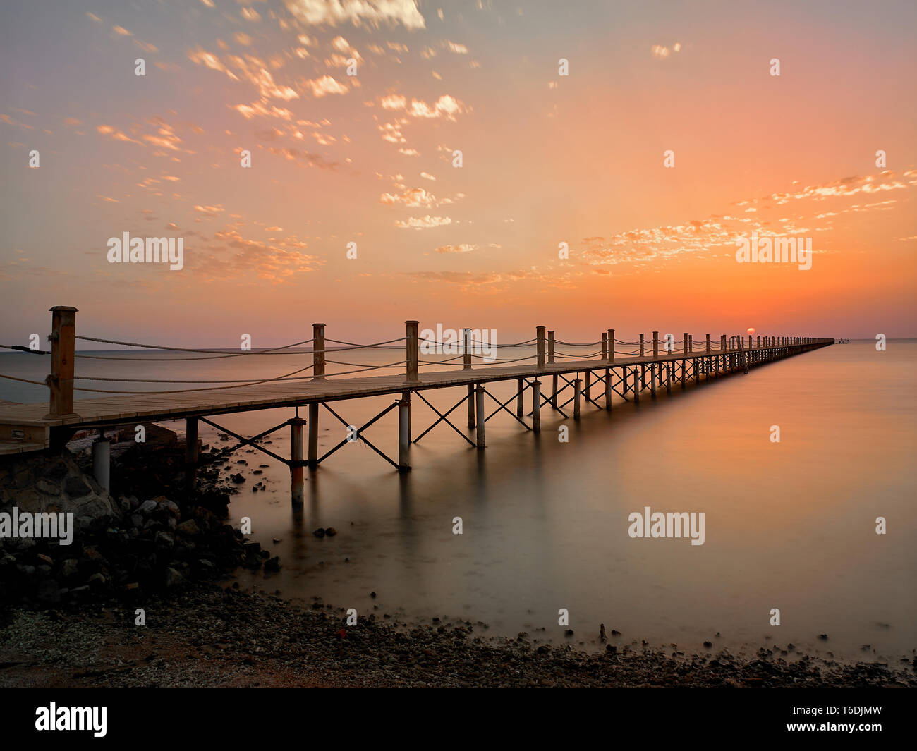 Ein schönes rotes Meer Sonnenaufgang am Jetty in Zeytona Beach El Gouna Ägypten Stockfoto