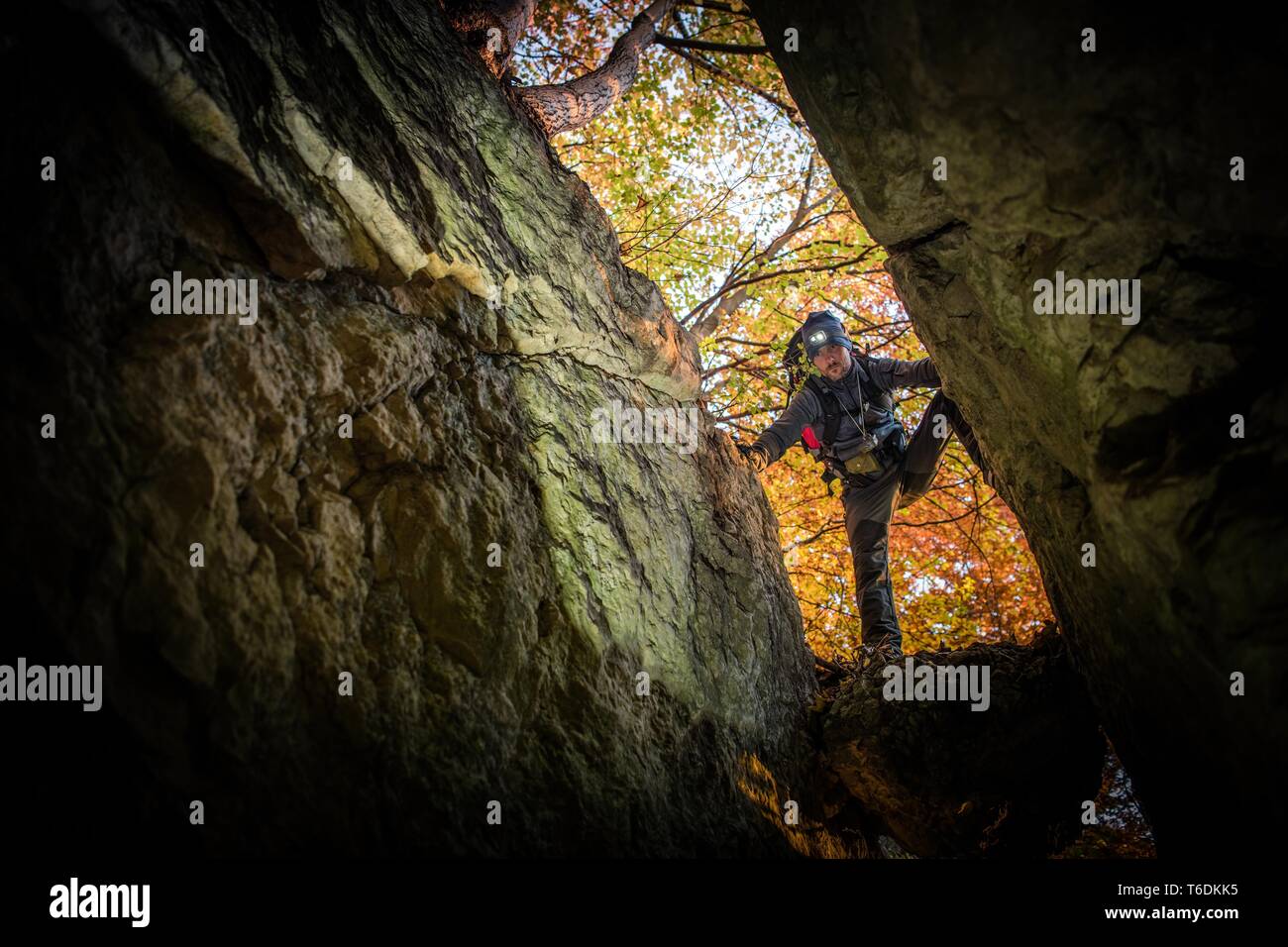 Freizeit Höhle Erkunden von kaukasischen Männern in seinen 30ern. Sommer Aktivitäten. Stockfoto