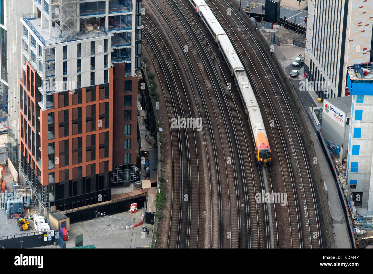 Ein Zug fährt auf den Spuren von Vauxhall Station durch den Bau in neun Elms Süden Londons. April 13, 2019. Stockfoto