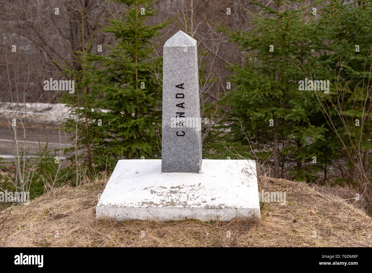 Eine Begrenzung Stein markiert die Grenze in den USA/Kanada Quebec, in der Nähe von Coaticook. Stockfoto