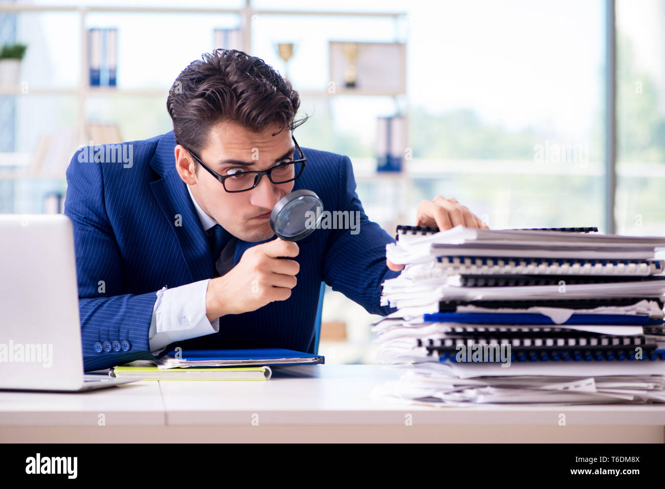 Prüfer auf der Suche nach Fehlern in der Jahresrechnung Stockfoto