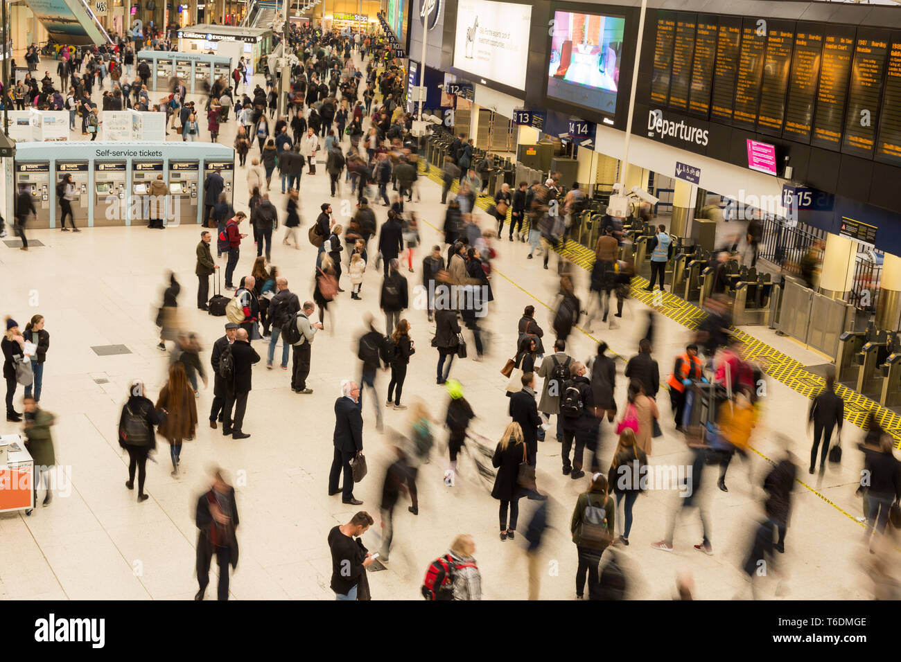 England London - Apr 17, 2019: Waterloo Bahnhof ist mit Passagieren überfüllt. Stockfoto