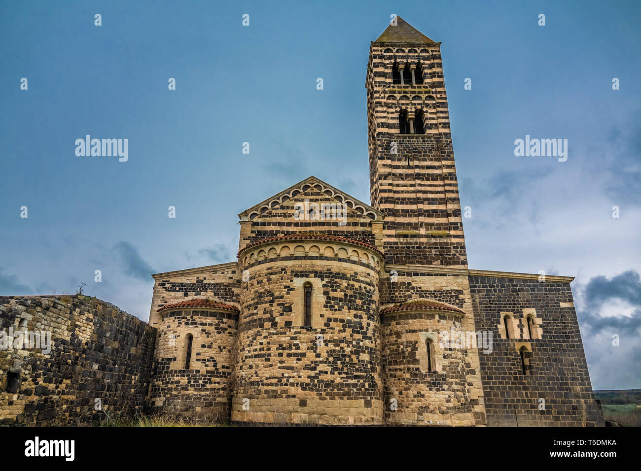 Die Basilica della Santissima Trinità di Saccargia (Basilika der Heiligen Dreifaltigkeit), eine romanische Kirche im Norden von Sardinien, Italien. Ganz wit gebaut Stockfoto