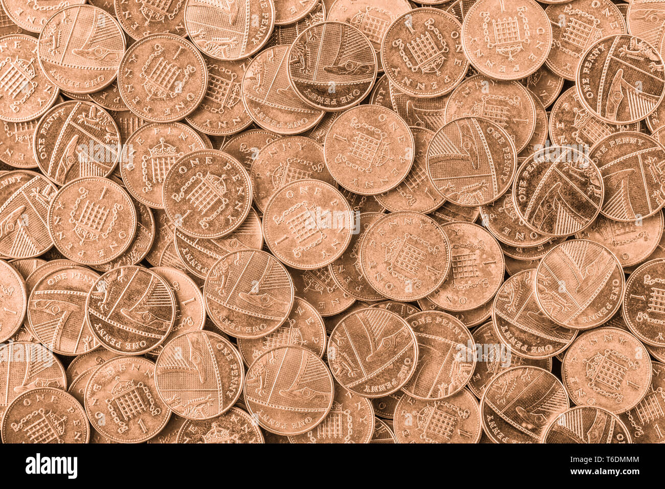 1 Cent/1p Münzen angesammelt. Für den Tod des Penny, Ende der Kupfermünzen, Penny Rückzug aus dem Verkehr. Speichern Sie die Penny. Getönte Version von T6 DMM 6. Stockfoto
