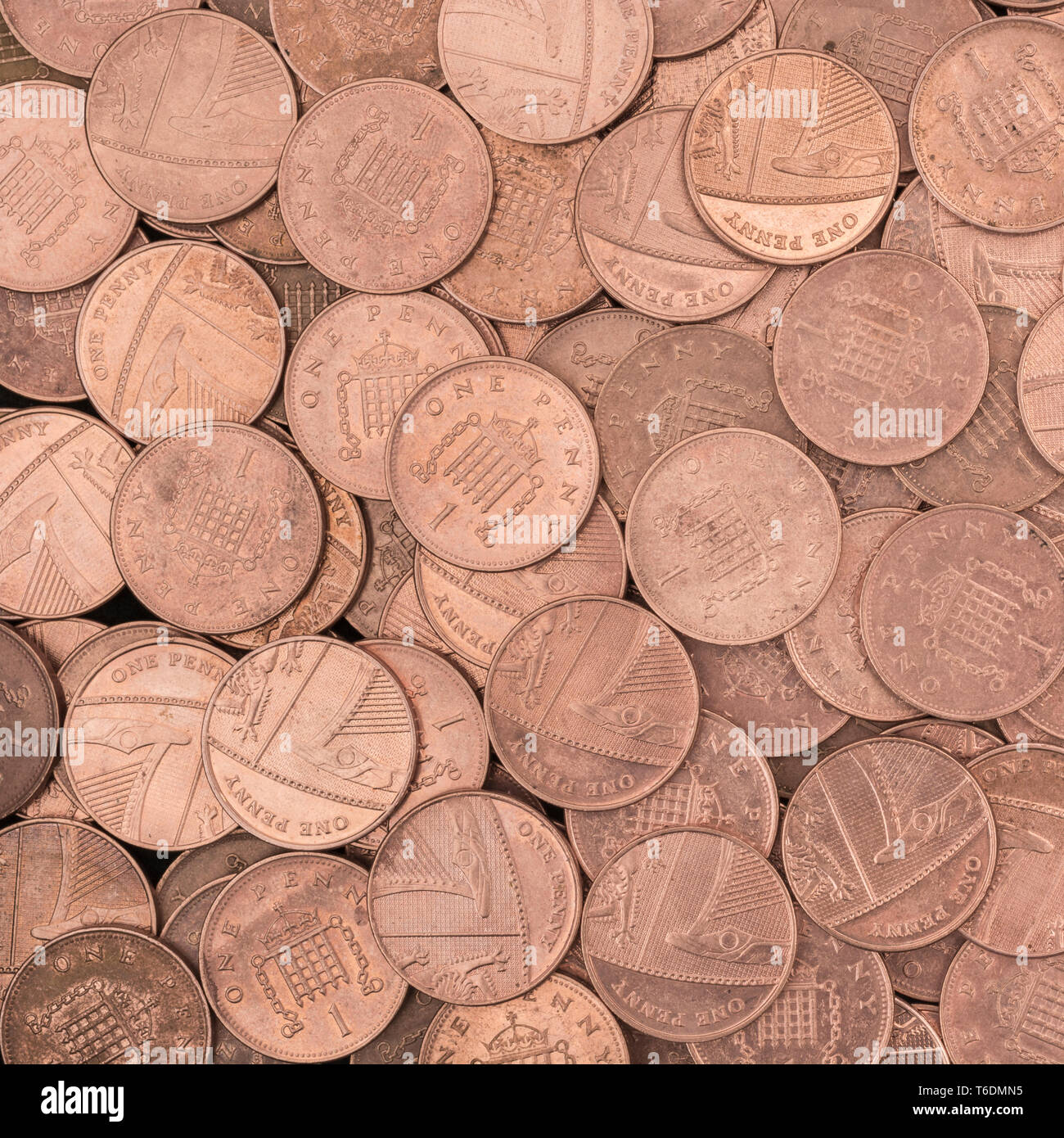 Nahaufnahme der massierten 1 Cent/1p Münzen. Tod des Penny, Ende der Kupfermünzen, Penny Rückzug aus dem Verkehr, speichern Sie die Penny, 1 p penny Herausforderung Stockfoto