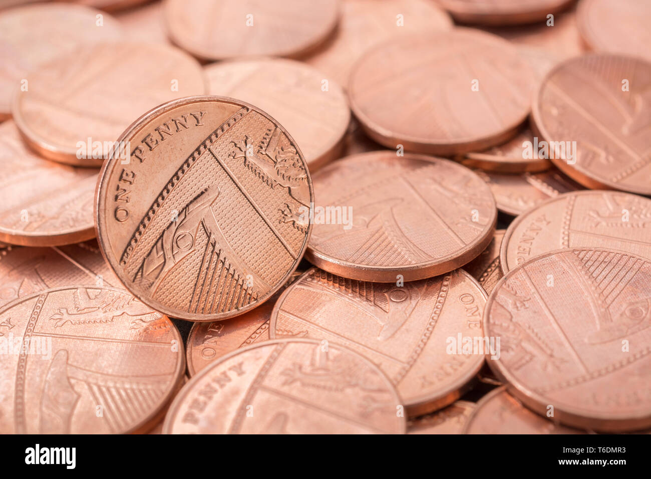 Makro Nahaufnahme des Britischen 1 Cent/1p Münze auf Bett Pennies. Tod des Penny, Ende der Kupfermünzen, Penny Rückzug aus dem Verkehr, speichern Sie die Penny Stockfoto