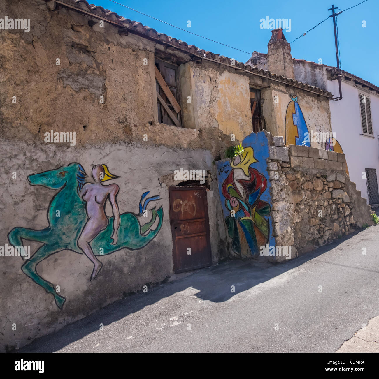 Orgosolo ein Dorf in der Provinz Nuoro, Sardinien, Italien, bekannt für seine Sammlung von street Wandmalereien mit einer reichen Vielfalt an Themen aus der Villa Stockfoto